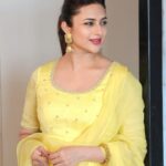 Divyanka Tripathi Instagram - भीनी बारिश में मंद धूप सी… तेरी नर्म मुस्कान मर्म-ए-मरहम सी। ~दिव्यांका . . . @springdiariesstore @oakpinionpr
