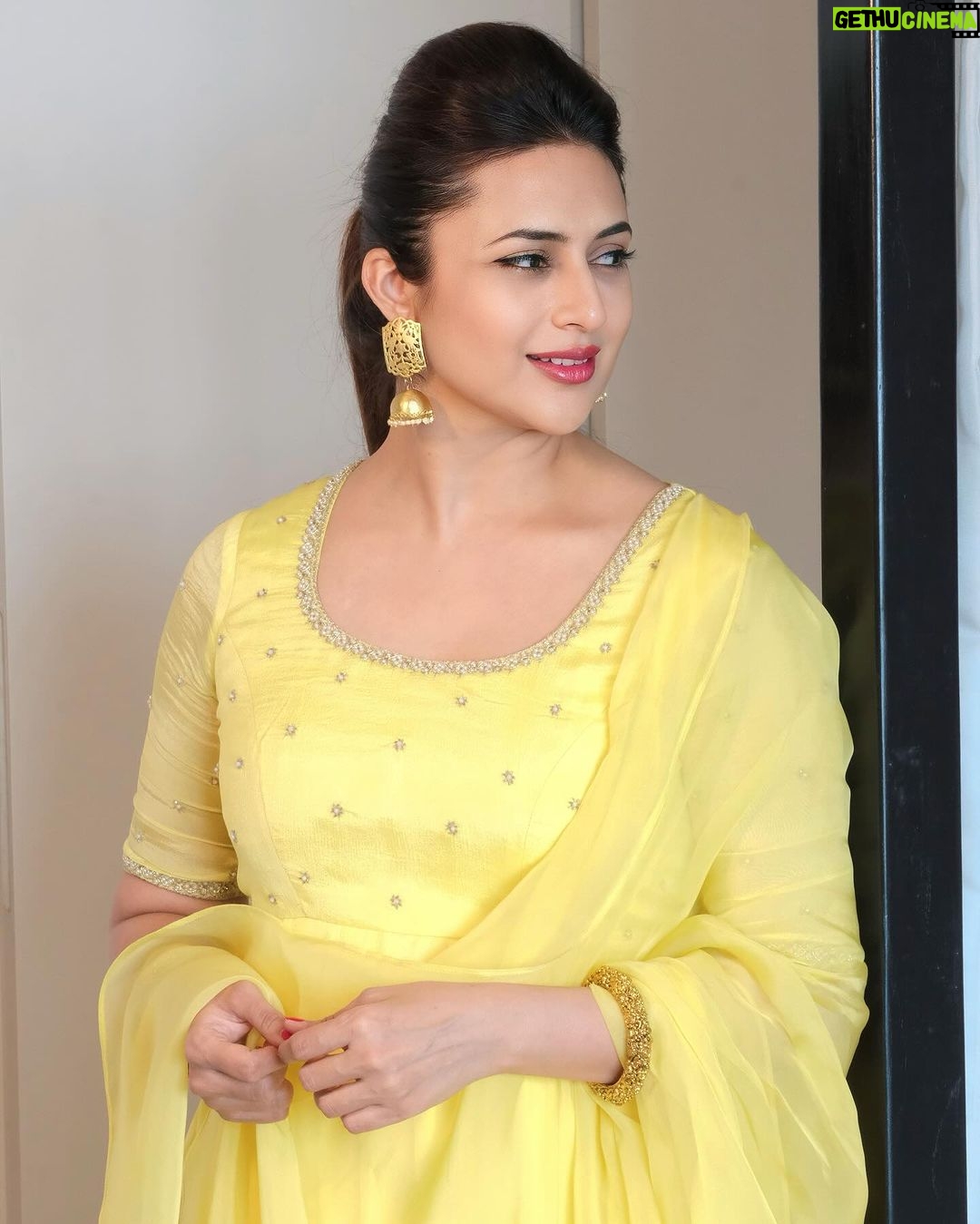 Divyanka Tripathi Instagram - भीनी बारिश में मंद धूप सी… तेरी नर्म मुस्कान मर्म-ए-मरहम सी। ~दिव्यांका . . . @springdiariesstore @oakpinionpr