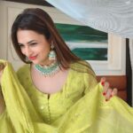 Divyanka Tripathi Instagram - तुझ संग बिताये सब लम्हें ख़ास हैं। पर आये बहुत देर से इस बात से नाराज़ हैं! 😌 ~ दिव्यांका Wearing : 💃 @tara_c_tara @maverick.communication01 📿 @rubans.in @oakpinionpr