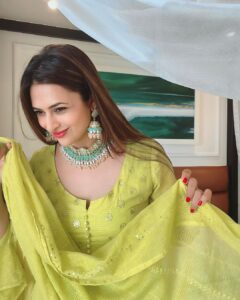 Divyanka Tripathi Instagram - तुझ संग बिताये सब लम्हें ख़ास हैं। पर आये बहुत देर से इस बात से नाराज़ हैं! 😌 ~ दिव्यांका Wearing : 💃 @tara_c_tara @maverick.communication01 📿 @rubans.in @oakpinionpr