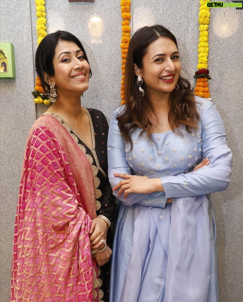 Divyanka Tripathi Instagram - Happy faces...from Ankita and Karan's Diwali Party 😍