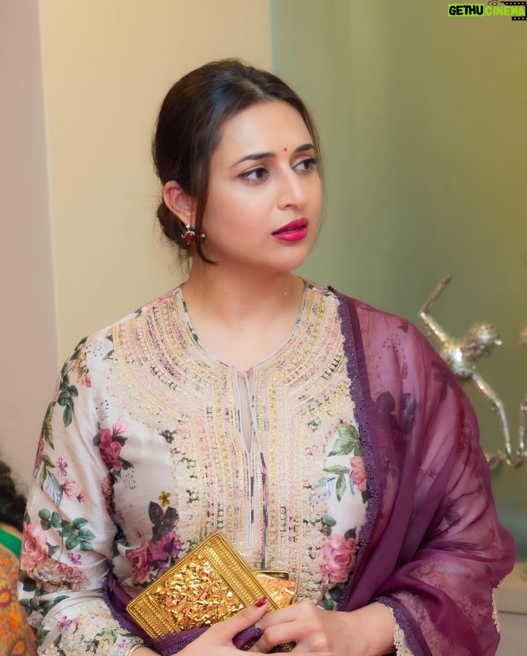 Divyanka Tripathi Instagram - Moods Colours Lights Drama ❤️💚🩵Happy Chhoti Diwali 💜💙🧡 Solos from Sandii's @sandiipsikcand . . . . Styling @stylebysugandhasood Outfit @vyoum_official Jewellery @glamjoyeria @oakpinionpr