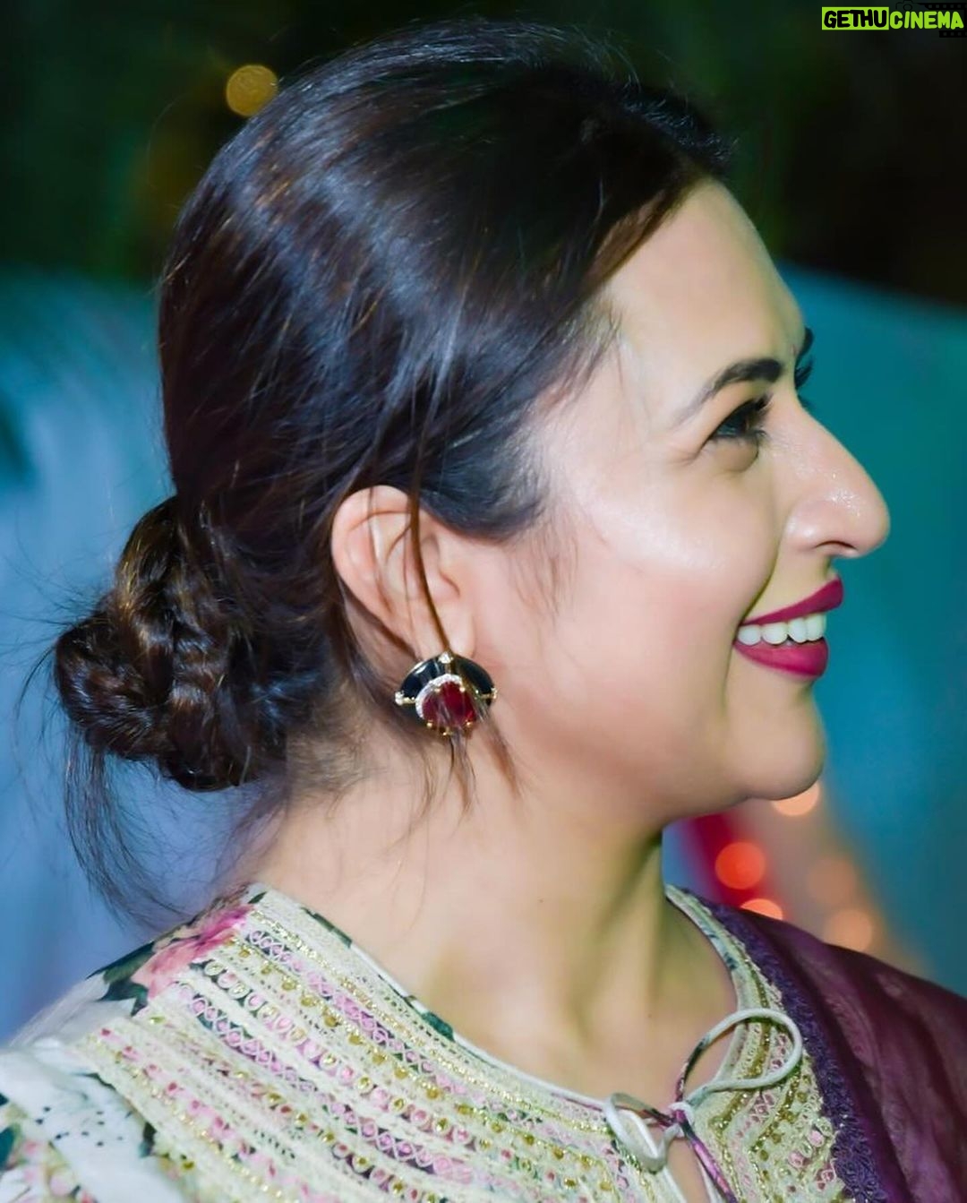 Divyanka Tripathi Instagram - Moods Colours Lights Drama ❤️💚🩵Happy Chhoti Diwali 💜💙🧡 Solos from Sandii's @sandiipsikcand . . . . Styling @stylebysugandhasood Outfit @vyoum_official Jewellery @glamjoyeria @oakpinionpr