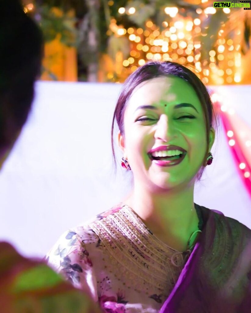 Divyanka Tripathi Instagram - Moods Colours Lights Drama ❤️💚🩵Happy Chhoti Diwali 💜💙🧡 Solos from Sandii's @sandiipsikcand . . . . Styling @stylebysugandhasood Outfit @vyoum_official Jewellery @glamjoyeria @oakpinionpr