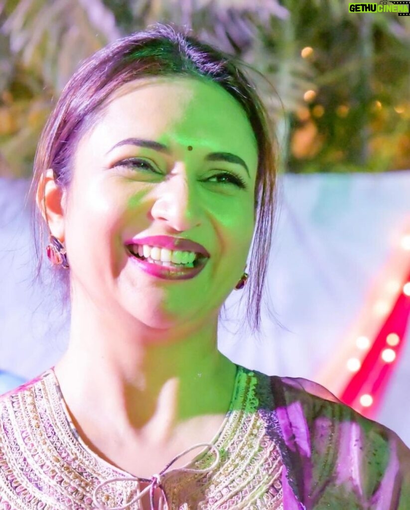 Divyanka Tripathi Instagram - Moods Colours Lights Drama ❤💚🩵Happy Chhoti Diwali 💜💙🧡 Solos from Sandii's @sandiipsikcand . . . . Styling @stylebysugandhasood Outfit @vyoum_official Jewellery @glamjoyeria @oakpinionpr