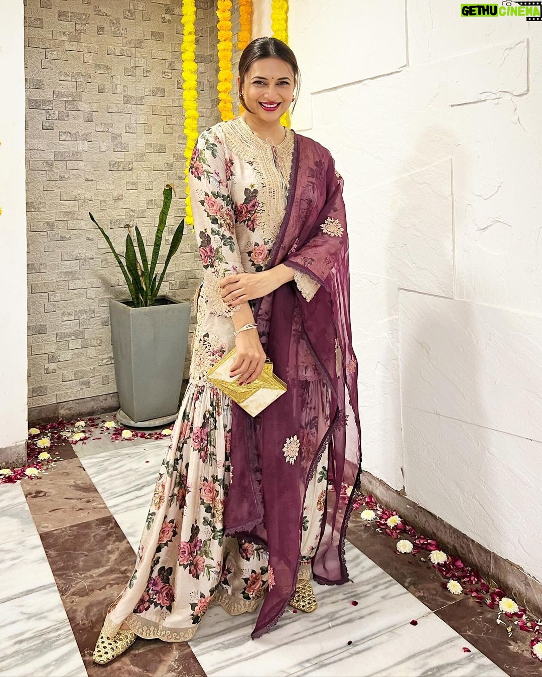 Divyanka Tripathi Instagram - Moods Colours Lights Drama ❤️💚🩵Happy Chhoti Diwali 💜💙🧡 Solos from Sandii's @sandiipsikcand . . . . Styling @stylebysugandhasood Outfit @vyoum_official Jewellery @glamjoyeria @oakpinionpr
