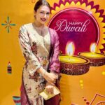 Divyanka Tripathi Instagram - Moods Colours Lights Drama ❤️💚🩵Happy Chhoti Diwali 💜💙🧡 Solos from Sandii's @sandiipsikcand . . . . Styling @stylebysugandhasood Outfit @vyoum_official Jewellery @glamjoyeria @oakpinionpr