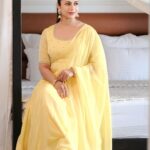 Divyanka Tripathi Instagram - भीनी बारिश में मंद धूप सी… तेरी नर्म मुस्कान मर्म-ए-मरहम सी। ~दिव्यांका . . . @springdiariesstore @oakpinionpr