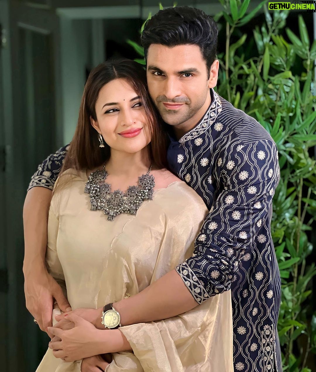 Divyanka Tripathi Instagram - Mr. and Mrs. set for darshan. Ganpati Bappa Morya!! . . . Vivek’s outfit @tasvafashion @stylebysugandhasood