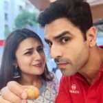Divyanka Tripathi Instagram – Satur-date well spent! Blockbuster Bollywood movie followed by an ‘almost’ shared platter of streetside Golgappa and later a take away binge plate of Paapdi-chaat. 
Chhote pal, badi khushiyan!
.
.
.
With @vivekdahiya 
In @zubeida_diaries
@socialpinnaclepr Lokhandwala