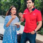 Divyanka Tripathi Instagram - Satur-date well spent! Blockbuster Bollywood movie followed by an 'almost' shared platter of streetside Golgappa and later a take away binge plate of Paapdi-chaat. Chhote pal, badi khushiyan! . . . With @vivekdahiya In @zubeida_diaries @socialpinnaclepr Lokhandwala