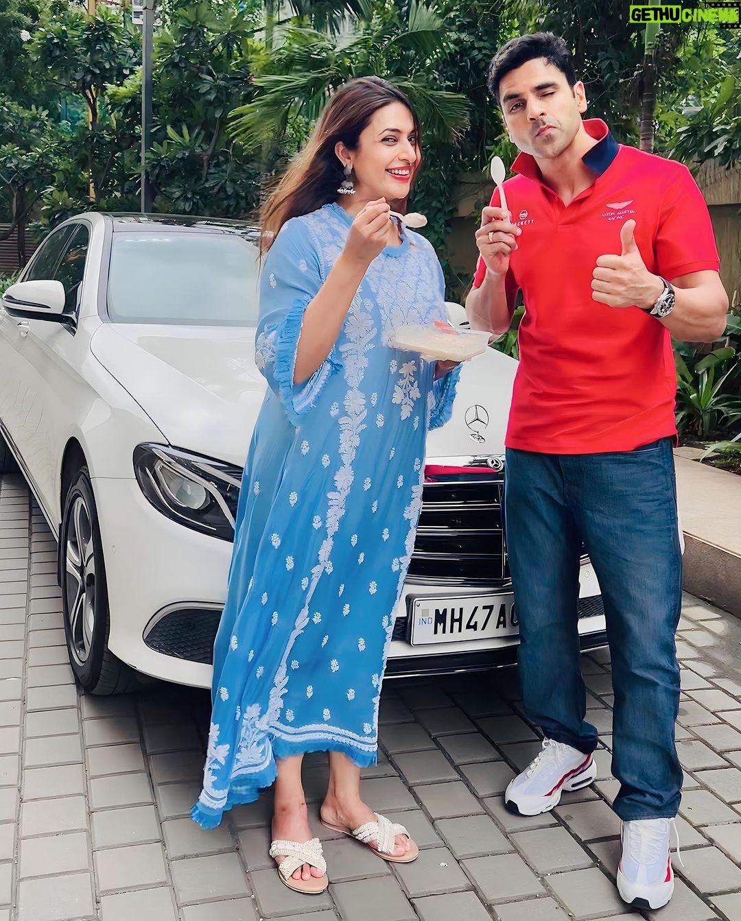 Divyanka Tripathi Instagram - Satur-date well spent! Blockbuster Bollywood movie followed by an 'almost' shared platter of streetside Golgappa and later a take away binge plate of Paapdi-chaat. Chhote pal, badi khushiyan! . . . With @vivekdahiya In @zubeida_diaries @socialpinnaclepr Lokhandwala