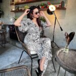 Divyanka Tripathi Instagram - अदा फेंकने कि अदा आती ना थी हमें, पर ज्यों मुस्कुरा कर देखा उस ने, त्यों पिघल, अजंता कि मूरत बन गये! ~ दिव्यांका