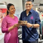 Divyanka Tripathi Instagram - Wishing you a very Happy Birthday @GajrajRao ji. आपके जन्मदिन पर, आपने अपने निर्देशन से हमें खूबसूरत यादों का तोहफ़ा दे दिया। 😊 It's a delight when you work with a dream amalgamation of direction, production & creativity. In a blissful state after shooting for a channel promo.