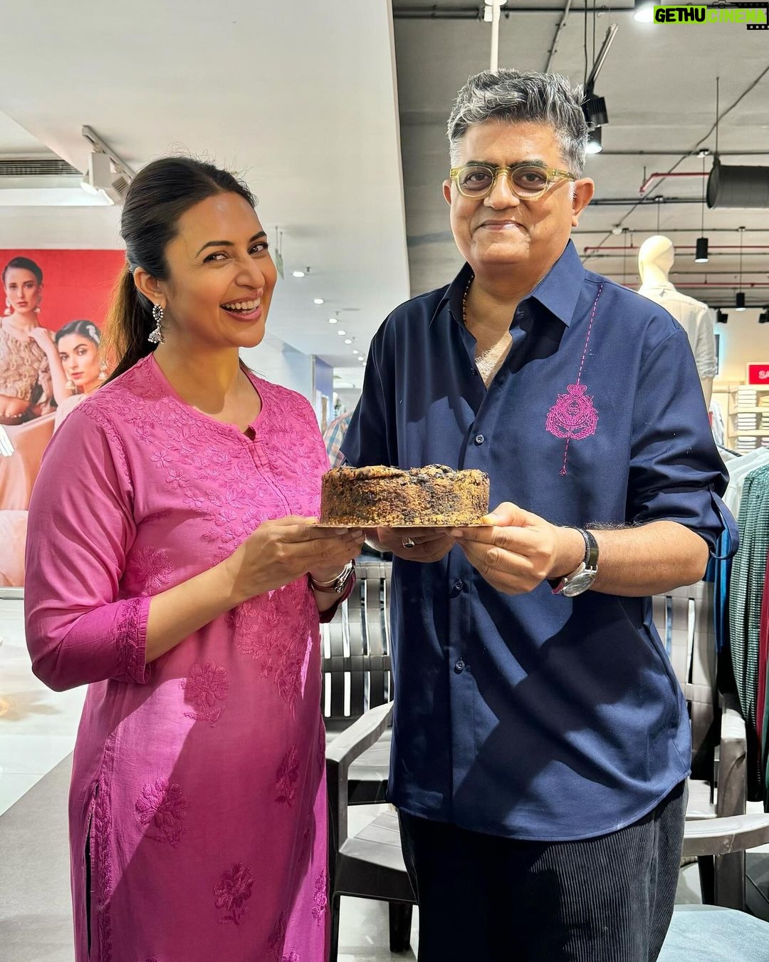 Divyanka Tripathi Instagram - Wishing you a very Happy Birthday @GajrajRao ji. आपके जन्मदिन पर, आपने अपने निर्देशन से हमें खूबसूरत यादों का तोहफ़ा दे दिया। 😊 It's a delight when you work with a dream amalgamation of direction, production & creativity. In a blissful state after shooting for a channel promo.