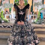 Divyanka Tripathi Instagram - Black rose in a colorful bouquet. Styled by : @stylebysugandhasood @teamsugandhasood Outfit : @rajgharana.rg Jewellery : @rimayu07 Assisted by : @_saakshiib