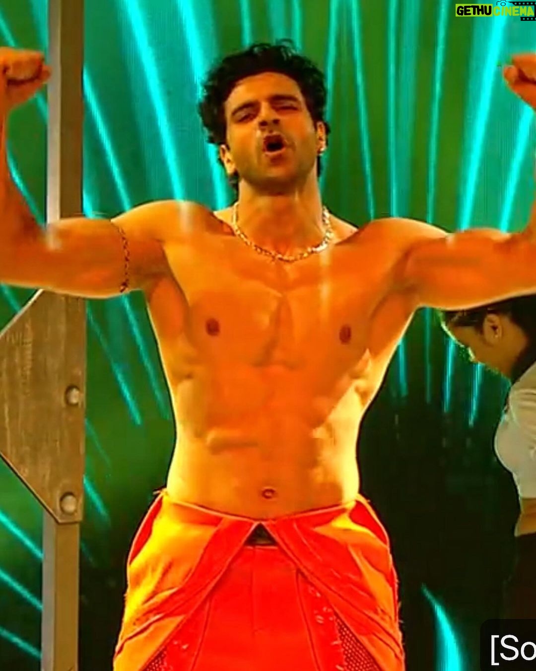 Divyanka Tripathi Instagram - A Cramp clearly visible on your abs but didn’t show on your face! This act is very special honey. You carried it off after 101 fever, IVs at hospital and a cramp right on stage! Super proud of you my love! @vivekdahiya PDA khul ke!🤗 Couldn’t resist putting up this appreciation post. ❤️