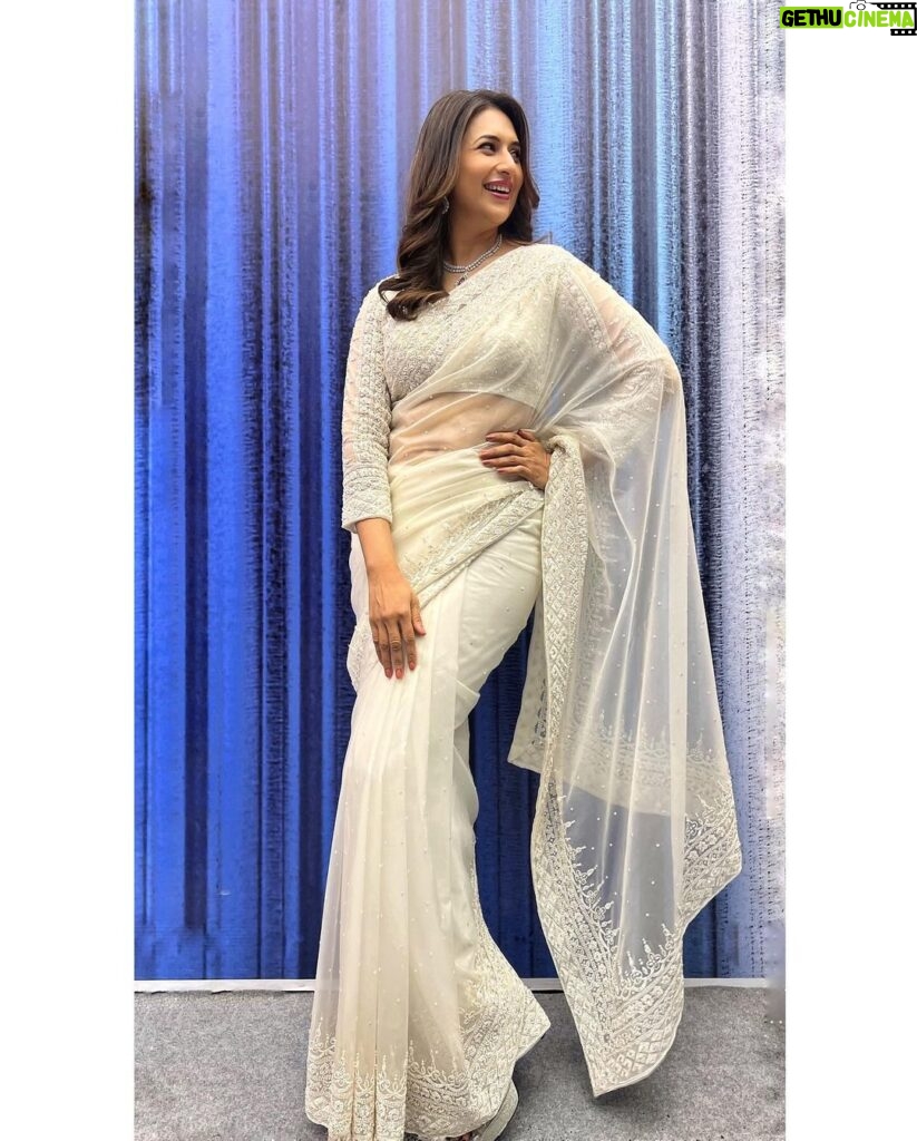 Divyanka Tripathi Instagram - Chaandni si chamakti woh... ✨ ✨ ✨ Outfit by: @shreeaaryaofficial @rashmi_aarya Jewellery: @ellemorafashions Filmistan