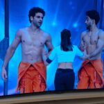 Divyanka Tripathi Instagram - A Cramp clearly visible on your abs but didn’t show on your face! This act is very special honey. You carried it off after 101 fever, IVs at hospital and a cramp right on stage! Super proud of you my love! @vivekdahiya PDA khul ke!🤗 Couldn’t resist putting up this appreciation post. ❤️