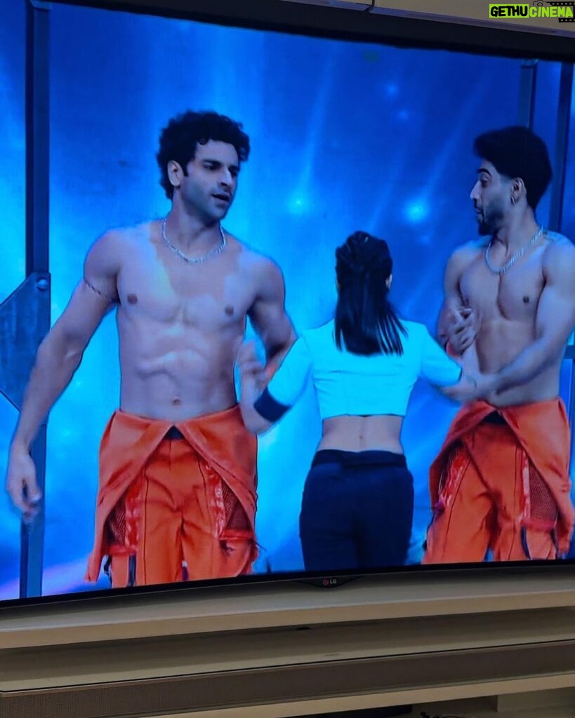 Divyanka Tripathi Instagram - A Cramp clearly visible on your abs but didn’t show on your face! This act is very special honey. You carried it off after 101 fever, IVs at hospital and a cramp right on stage! Super proud of you my love! @vivekdahiya PDA khul ke!🤗 Couldn’t resist putting up this appreciation post. ❤