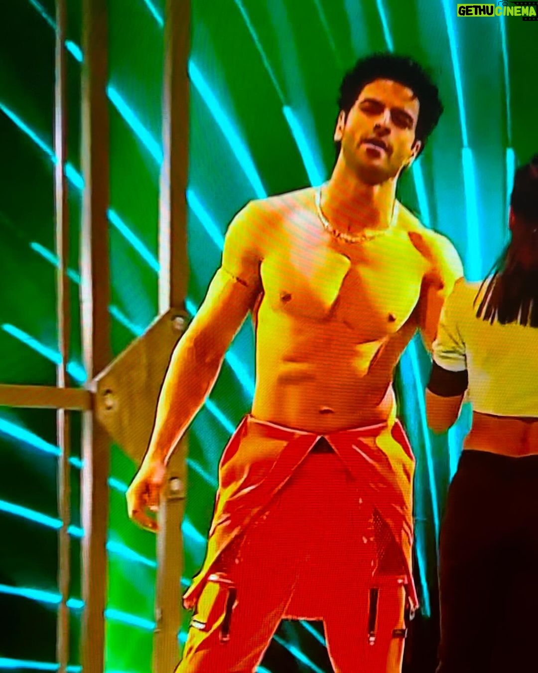 Divyanka Tripathi Instagram - A Cramp clearly visible on your abs but didn’t show on your face! This act is very special honey. You carried it off after 101 fever, IVs at hospital and a cramp right on stage! Super proud of you my love! @vivekdahiya PDA khul ke!🤗 Couldn’t resist putting up this appreciation post. ❤️
