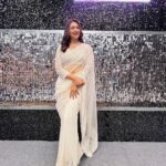 Divyanka Tripathi Instagram - Chaandni si chamakti woh... ✨ ✨ ✨ Outfit by: @shreeaaryaofficial @rashmi_aarya Jewellery: @ellemorafashions Filmistan