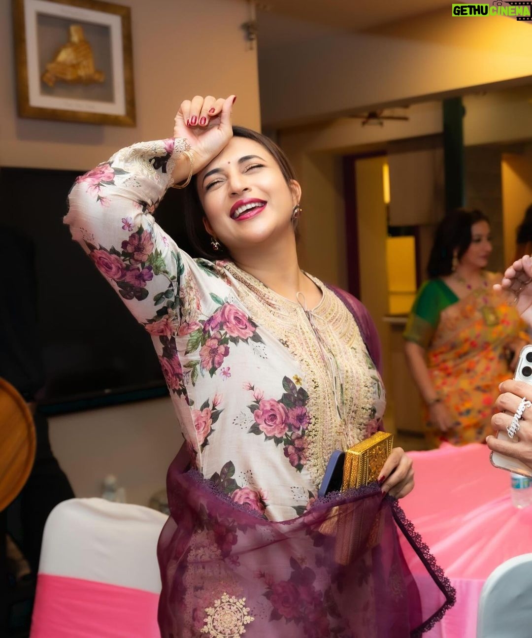 Divyanka Tripathi Instagram - Moods Colours Lights Drama ❤️💚🩵Happy Chhoti Diwali 💜💙🧡 Solos from Sandii's @sandiipsikcand . . . . Styling @stylebysugandhasood Outfit @vyoum_official Jewellery @glamjoyeria @oakpinionpr