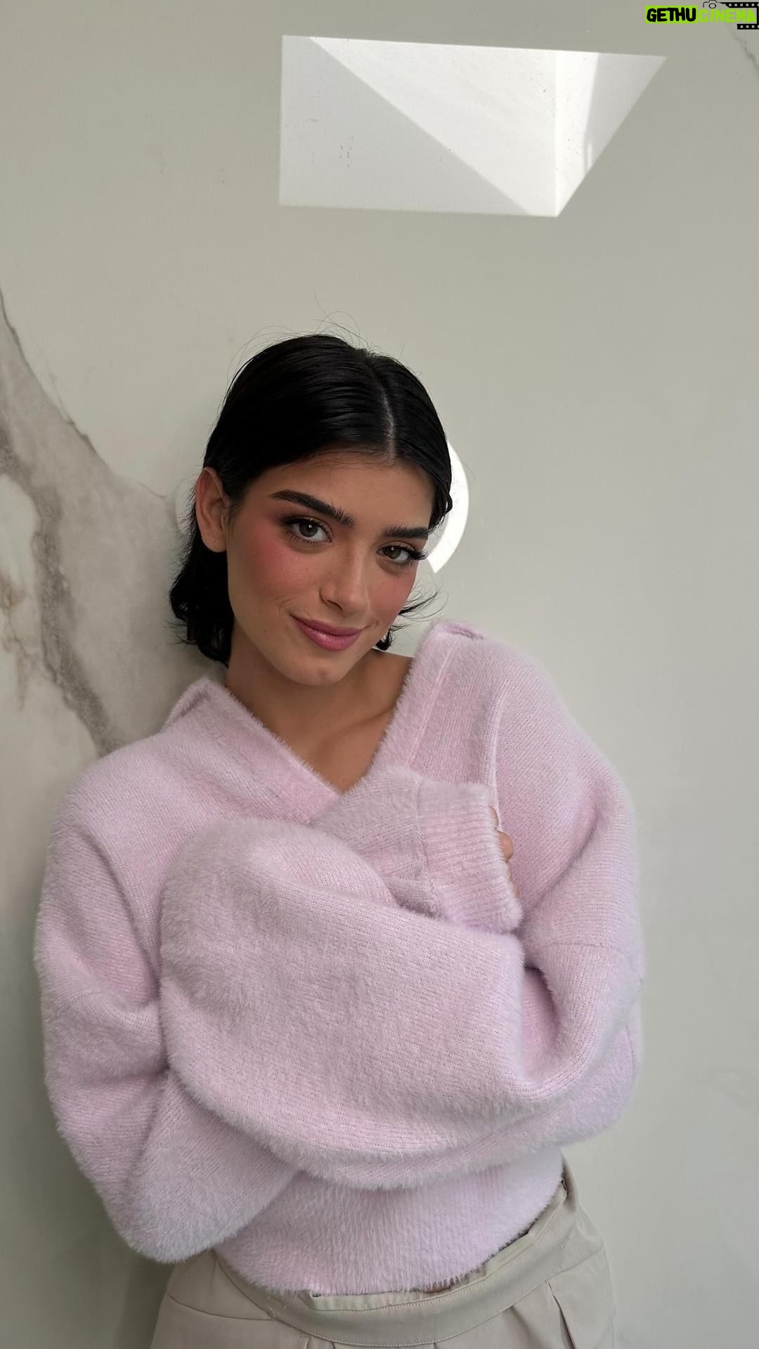 Dixie D'Amelio Instagram - @valentino.beauty Eye2Cheek, the perfect stocking stuffer 💖 #valentinobeautypartner @sephora