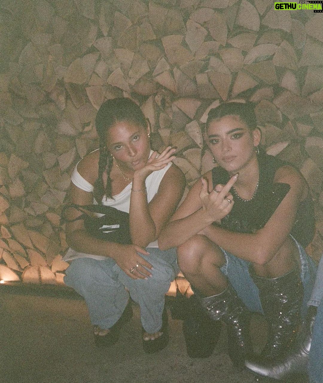 Dixie D'Amelio Instagram - 💥whatever🤧‼️idk
