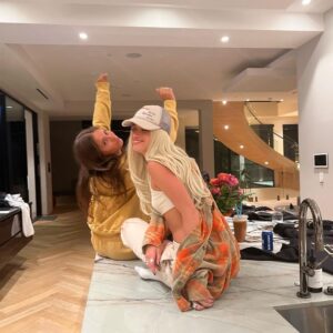 Dixie D'Amelio Instagram - glam so good it stays on for 48 hours 🙏