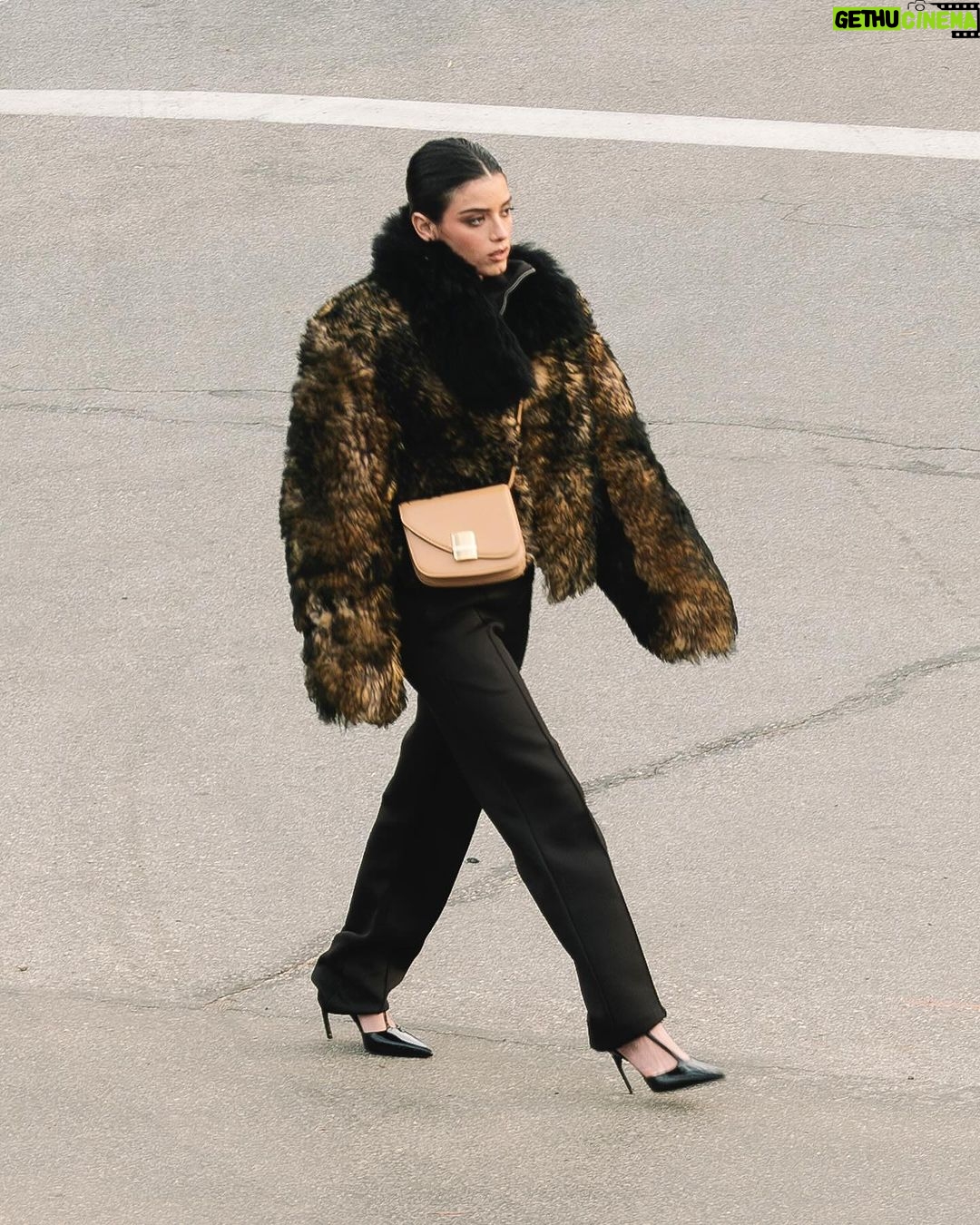Dixie D'Amelio Instagram - out and about #ferragamofiammabag @ferragamo #ad