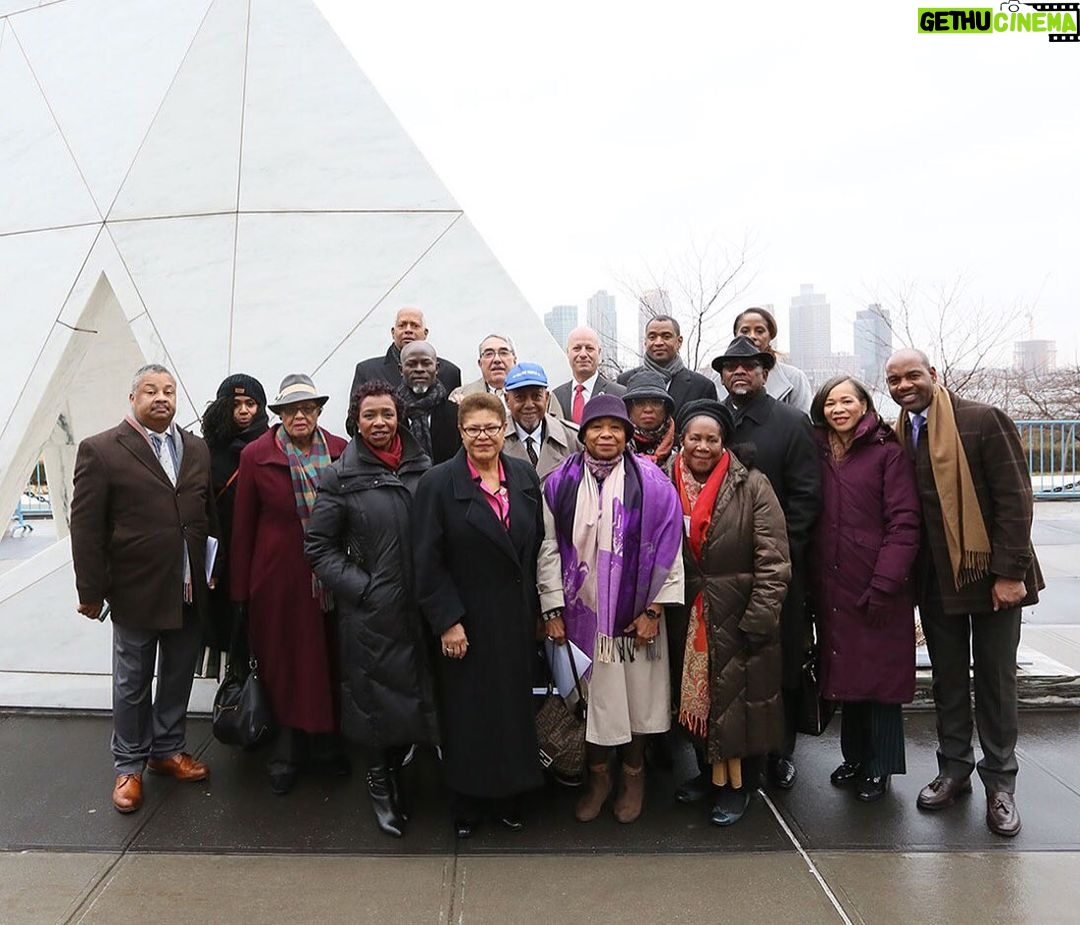 Djimon Hounsou Instagram - Commemorating Dec 2, the #internationaldayfortheabolitionofslavery with @unitednations, members of @congressionalblackcaucus and dhf_org. To take action, please click the link in the bio. Photo by: @stuartramson
