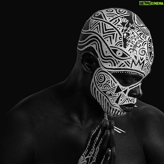 Djimon Hounsou Instagram - ọwọ Adura symbolises a state of prayer for reconciliation & reconnection. You can purchase a limited edition NFT of ọwọ Adura here to support my nonprofit, @dhf_org. 👉🏿https://bit.ly/Djimon-NFT6. Two more days to go! #nftdrop #binancenft #timetoheal #Africa