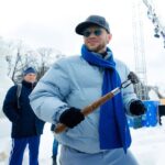 Dmitriy Khrustalev Instagram - В Парке Горького поселился главный символ нашего фонда – снежный Галчонок. Он участвует в фестивале «Снег и лед в Москве». Во время фестиваля проходили мастер-классы по снежной скульптуре для детей и взрослых, работал уличный театр, было сделано более 70 фигур изо льда и снега и «Аллея звезд» с снеговиками артистов, спортсменов и художников. Именно здесь и разместился наш Галчонок. Что мы хотели сказать нашей фигурой? Помогать важно. Помогать нужно. Благотворительный Фонд @galchonok_fond в этом году отмечает юбилей! Уже 10 лет он помогает детям и молодежи с церебральным параличом и другими двигательными нарушениями. Мы с ребятами и @juliaperesild с помощью опытного скульптора закончили нашу фигуру, а ребята из фонда подарили Галчонку шарфик, который связали сами! Спасибо @kultura_mos за возможность еще раз напомнить о важности добрых дел. #снегилед #snowmoscow #галчонок_фонд #galchonok #помогатьпросто Парк Горького