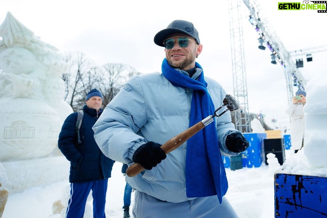 Dmitriy Khrustalev Instagram - В Парке Горького поселился главный символ нашего фонда – снежный Галчонок. Он участвует в фестивале «Снег и лед в Москве». Во время фестиваля проходили мастер-классы по снежной скульптуре для детей и взрослых, работал уличный театр, было сделано более 70 фигур изо льда и снега и «Аллея звезд» с снеговиками артистов, спортсменов и художников. Именно здесь и разместился наш Галчонок. Что мы хотели сказать нашей фигурой? Помогать важно. Помогать нужно. Благотворительный Фонд @galchonok_fond в этом году отмечает юбилей! Уже 10 лет он помогает детям и молодежи с церебральным параличом и другими двигательными нарушениями. Мы с ребятами и @juliaperesild с помощью опытного скульптора закончили нашу фигуру, а ребята из фонда подарили Галчонку шарфик, который связали сами! Спасибо @kultura_mos за возможность еще раз напомнить о важности добрых дел. #снегилед #snowmoscow #галчонок_фонд #galchonok #помогатьпросто Парк Горького