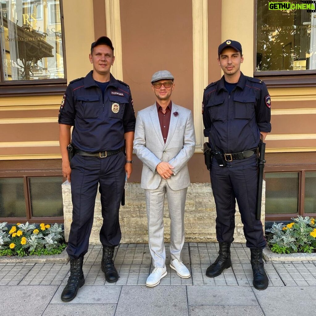 Dmitriy Khrustalev Instagram - Остановили за превышение харизмы. Grand Hotel Europe