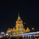 Dmitriy Khrustalev Instagram - #москва Над городом, отвергнутым Петром, Перекатился колокольный гром. Гремучий опрокинулся прибой Над женщиной, отвергнутой тобой. Царю Петру и Вам, о царь, хвала! Но выше вас, цари, колокола. Пока они гремят из синевы — Неоспоримо первенство Москвы. — И целых сорок сороко́в церквей Смеются над гордынею царей! М.Ц. White House (Moscow)