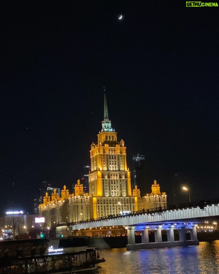 Dmitriy Khrustalev Instagram - #москва Над городом, отвергнутым Петром, Перекатился колокольный гром. Гремучий опрокинулся прибой Над женщиной, отвергнутой тобой. Царю Петру и Вам, о царь, хвала! Но выше вас, цари, колокола. Пока они гремят из синевы — Неоспоримо первенство Москвы. — И целых сорок сороко́в церквей Смеются над гордынею царей! М.Ц. White House (Moscow)