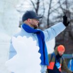 Dmitriy Khrustalev Instagram - В Парке Горького поселился главный символ нашего фонда – снежный Галчонок. Он участвует в фестивале «Снег и лед в Москве». Во время фестиваля проходили мастер-классы по снежной скульптуре для детей и взрослых, работал уличный театр, было сделано более 70 фигур изо льда и снега и «Аллея звезд» с снеговиками артистов, спортсменов и художников. Именно здесь и разместился наш Галчонок. Что мы хотели сказать нашей фигурой? Помогать важно. Помогать нужно. Благотворительный Фонд @galchonok_fond в этом году отмечает юбилей! Уже 10 лет он помогает детям и молодежи с церебральным параличом и другими двигательными нарушениями. Мы с ребятами и @juliaperesild с помощью опытного скульптора закончили нашу фигуру, а ребята из фонда подарили Галчонку шарфик, который связали сами! Спасибо @kultura_mos за возможность еще раз напомнить о важности добрых дел. #снегилед #snowmoscow #галчонок_фонд #galchonok #помогатьпросто Парк Горького