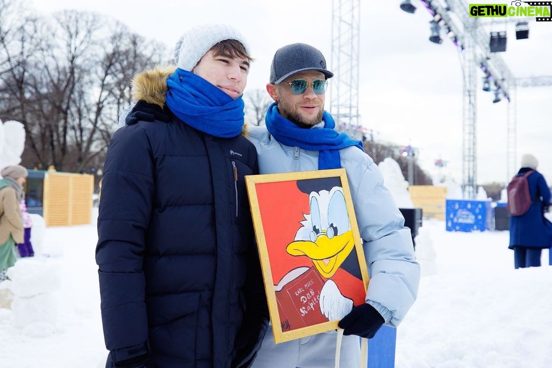Dmitriy Khrustalev Instagram - В Парке Горького поселился главный символ нашего фонда – снежный Галчонок. Он участвует в фестивале «Снег и лед в Москве». Во время фестиваля проходили мастер-классы по снежной скульптуре для детей и взрослых, работал уличный театр, было сделано более 70 фигур изо льда и снега и «Аллея звезд» с снеговиками артистов, спортсменов и художников. Именно здесь и разместился наш Галчонок. Что мы хотели сказать нашей фигурой? Помогать важно. Помогать нужно. Благотворительный Фонд @galchonok_fond в этом году отмечает юбилей! Уже 10 лет он помогает детям и молодежи с церебральным параличом и другими двигательными нарушениями. Мы с ребятами и @juliaperesild с помощью опытного скульптора закончили нашу фигуру, а ребята из фонда подарили Галчонку шарфик, который связали сами! Спасибо @kultura_mos за возможность еще раз напомнить о важности добрых дел. #снегилед #snowmoscow #галчонок_фонд #galchonok #помогатьпросто Парк Горького