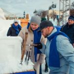 Dmitriy Khrustalev Instagram - В Парке Горького поселился главный символ нашего фонда – снежный Галчонок. Он участвует в фестивале «Снег и лед в Москве». Во время фестиваля проходили мастер-классы по снежной скульптуре для детей и взрослых, работал уличный театр, было сделано более 70 фигур изо льда и снега и «Аллея звезд» с снеговиками артистов, спортсменов и художников. Именно здесь и разместился наш Галчонок. Что мы хотели сказать нашей фигурой? Помогать важно. Помогать нужно. Благотворительный Фонд @galchonok_fond в этом году отмечает юбилей! Уже 10 лет он помогает детям и молодежи с церебральным параличом и другими двигательными нарушениями. Мы с ребятами и @juliaperesild с помощью опытного скульптора закончили нашу фигуру, а ребята из фонда подарили Галчонку шарфик, который связали сами! Спасибо @kultura_mos за возможность еще раз напомнить о важности добрых дел. #снегилед #snowmoscow #галчонок_фонд #galchonok #помогатьпросто Парк Горького