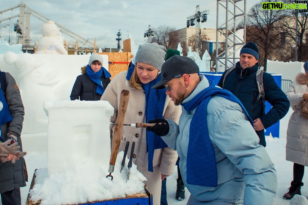 Dmitriy Khrustalev Instagram - В Парке Горького поселился главный символ нашего фонда – снежный Галчонок. Он участвует в фестивале «Снег и лед в Москве». Во время фестиваля проходили мастер-классы по снежной скульптуре для детей и взрослых, работал уличный театр, было сделано более 70 фигур изо льда и снега и «Аллея звезд» с снеговиками артистов, спортсменов и художников. Именно здесь и разместился наш Галчонок. Что мы хотели сказать нашей фигурой? Помогать важно. Помогать нужно. Благотворительный Фонд @galchonok_fond в этом году отмечает юбилей! Уже 10 лет он помогает детям и молодежи с церебральным параличом и другими двигательными нарушениями. Мы с ребятами и @juliaperesild с помощью опытного скульптора закончили нашу фигуру, а ребята из фонда подарили Галчонку шарфик, который связали сами! Спасибо @kultura_mos за возможность еще раз напомнить о важности добрых дел. #снегилед #snowmoscow #галчонок_фонд #galchonok #помогатьпросто Парк Горького