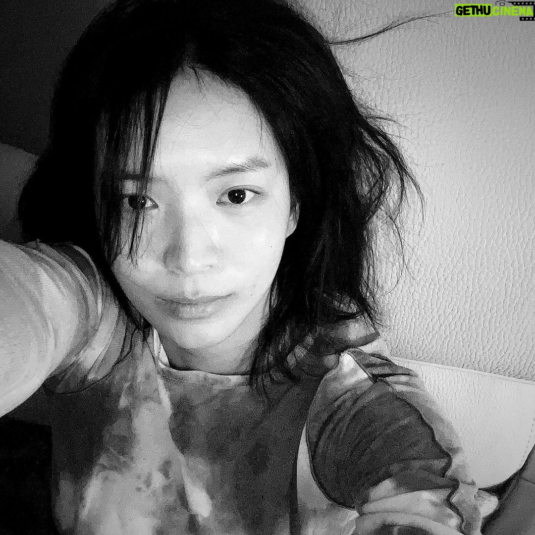 Do Yeon-jin Instagram - 거슬리는게 많을땐 킨더초콜릿 해피히포 JMT