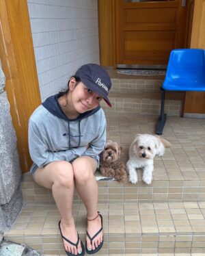 Do Yeon-jin Instagram - 올여름….오 파마해써???하면…
나 곱슬머리야 파마한게 아니구 100번정도…한듯 🤭