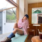 Do Yeon-jin Instagram – 나와 블루스 둘다 사랑해 🩵
뭔가 나오고 좋아해주니 넘 좋네요 
대량으로는 안해요 아니 못해요 ^^
돈트 워리~~~
제가 소소하게 저의 취향 넣어서 소량제작으로 기간한정 제작하는것이라… 품절되면 재생산은 없어요 죄삼당 🔫😁 루즈한 박스티라 넉넉하게 남녀모두가늉✨사이트 프로필참고!