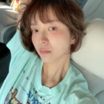 Do Yeon-jin Instagram – 나와 블루스 둘다 사랑해 🩵
뭔가 나오고 좋아해주니 넘 좋네요 
대량으로는 안해요 아니 못해요 ^^
돈트 워리~~~
제가 소소하게 저의 취향 넣어서 소량제작으로 기간한정 제작하는것이라… 품절되면 재생산은 없어요 죄삼당 🔫😁 루즈한 박스티라 넉넉하게 남녀모두가늉✨사이트 프로필참고!