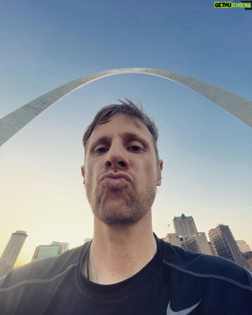 Dominic Howard Instagram - Check out my new neck. Thanks for having us St Louis 🍔 St Louis Arch
