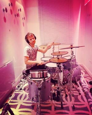 Dominic Howard Instagram - Loving this kit from @jobeky_electronic_drums_  Its perfect if you don’t want to annoy your neighbors, parents or other band mates for that matter! #pearlmimicpro #rolandvdrums #vicfirth #dwdrums #qdrumco