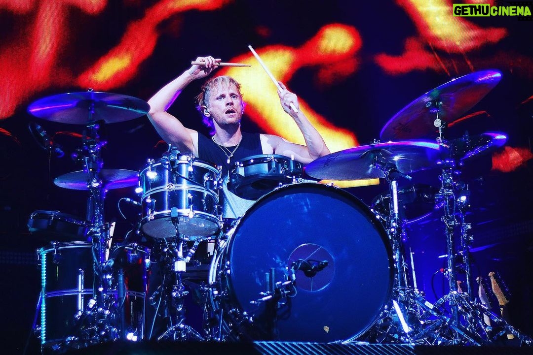Dominic Howard Instagram - Zurich 🥁 Hallenstadion Zürich