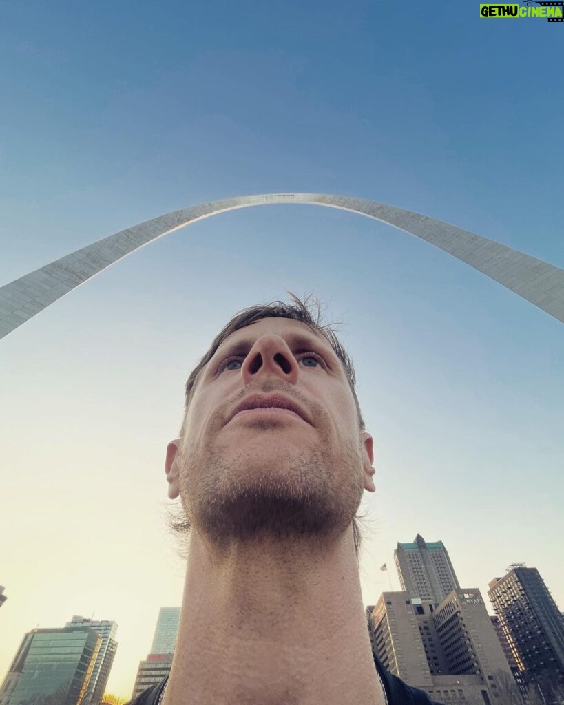 Dominic Howard Instagram - Check out my new neck. Thanks for having us St Louis 🍔 St Louis Arch